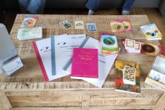 Tisch mit Engelskarten und Kraftieren